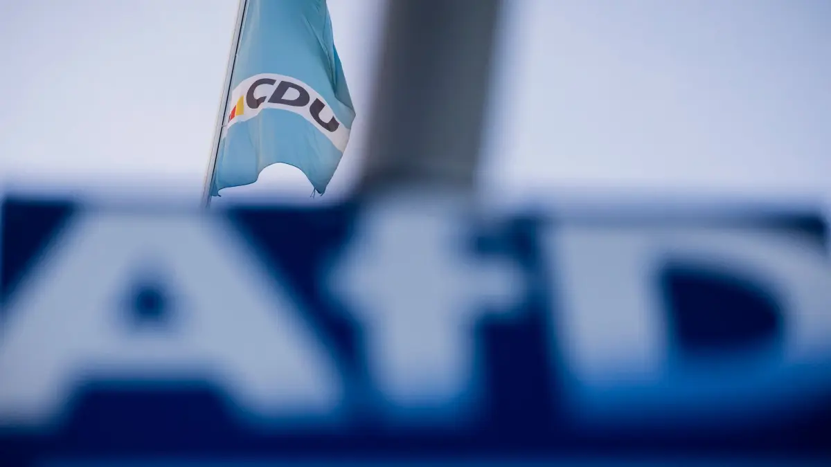 Landtagswahl in Sachsen-Anhalt - CDU-Zentrale in Berlin: 06.09.2026, Berlin: Eine Flagge auf dem Dach der CDU-Bundesgeschäftsstelle (Konrad-Adenauer-Haus) ist hinter einem AfD-Wahlplakat zur Berliner Abgeordnetenhauswahl zu sehen. Am Sonntag (06.09.2026) wurde in Sachsen-Anhalt ein neuer Landtag gewählt. Foto: Christoph Soeder/dpa +++ dpa-Bildfunk +++
