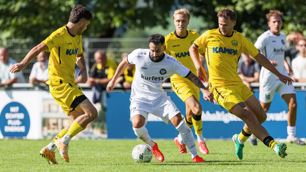 Fussball Landesliga: Fussball Landesliga; SV Waldhausen - SC Geislingen;
Tair Avdiovski (SV Waldhausen, #16), Sven Sönmez (SC Geislingen, #77) und Andreas Herkommer (SV Waldhausen, #5);
05.09.2026; ; Waldhausen.
Foto: Thomas Madel
