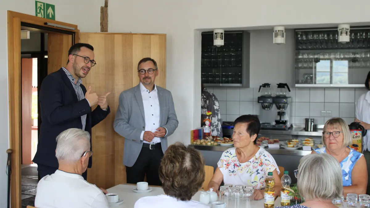 Christoph Naser besucht in seiner Funktion als neuer Kopf in der CDU des Wahlkreis Tübingen/ Hechingen den Gomaringer Verein "Gut leben im Alter". Im Schlosscafé trifft sich der Verein sehr regelmäßig, dies gefällt nicht zuletzt Gomaringens Bürgermeister Steffen Heß. Fotos: Angela Baum