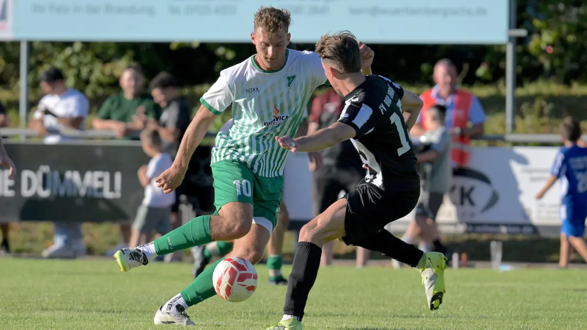 Fussball KL A | SV Huelben vs. FV Bad Urach: Fussball KL A1 | SV Huelben (weiss/gruen) vs. FV Bad Urach (schwarz/weiss) // 2026-09-05 // Foto: JoBaur // #10 Marvin Delimar (SV Huelben) / #15 Behar Kolukaj (FV Bad Urach)