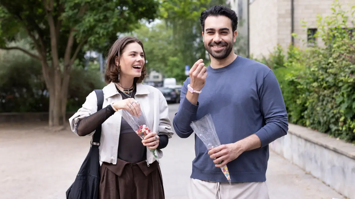 Larissa (Ilka Mahrholz) und Baris (Metehan Demiröz) finden über ihre Teenie-Zeit weiter zueinander.