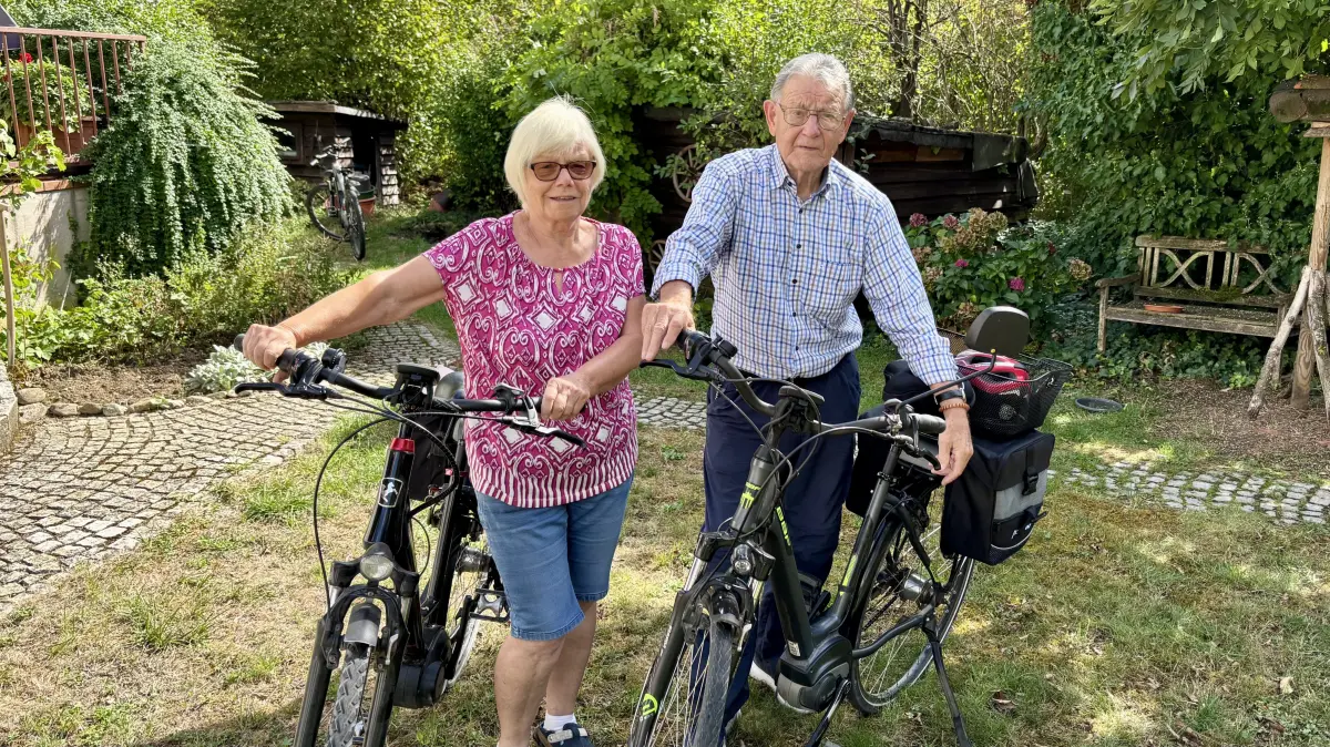 Wolfgang und Rita Trebs im heimischen Garten in Dußlingen. Wolfgang Trebs wurde mit 89 Jahren das dritte Mal in Folge als ältesteter Stadtradler in Dußlingen geehrt.