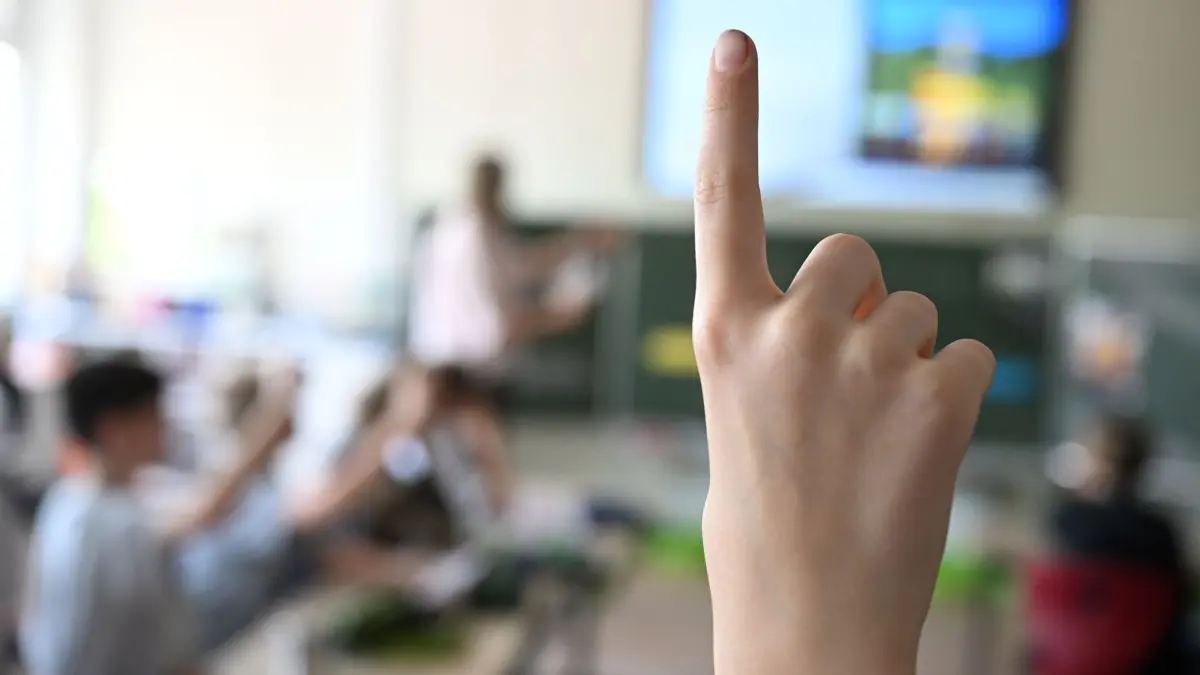 Schulplätze für alle Kinder in Gera: PRODUKTION - 15.06.2026, Baden-Württemberg, Stuttgart: Schüler melden sich im Unterricht in einer 4. Klasse einer Grundschule. (zu dpa: «Ministerium: Engpass bei Schulplätzen in Gera überwunden») Foto: Bernd Weißbrod/dpa +++ dpa-Bildfunk +++