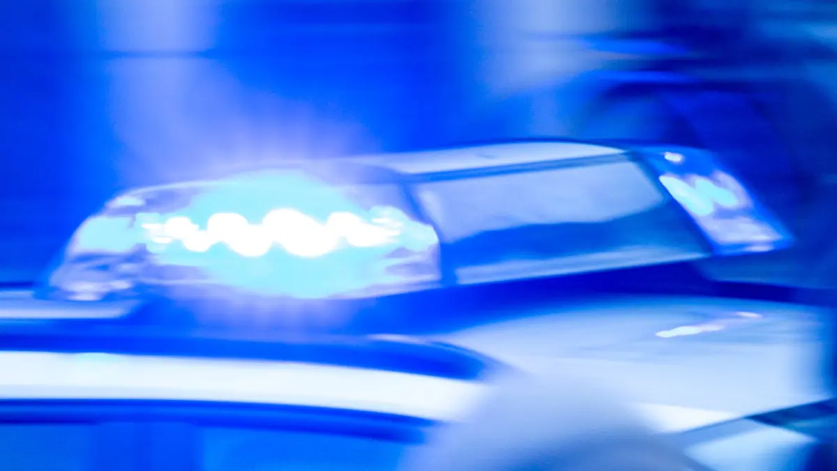 Polizei Symbolbild: ARCHIV - 10.02.2024, Mecklenburg-Vorpommern, Rostock: Ein Streifenwagen der Polizei ist mit Blaulicht im Einsatz. (zu dpa: «Tödlicher Messerangriff in Gießen - 19-Jähriger in U-Haft») Foto: Jens Büttner/dpa +++ dpa-Bildfunk +++