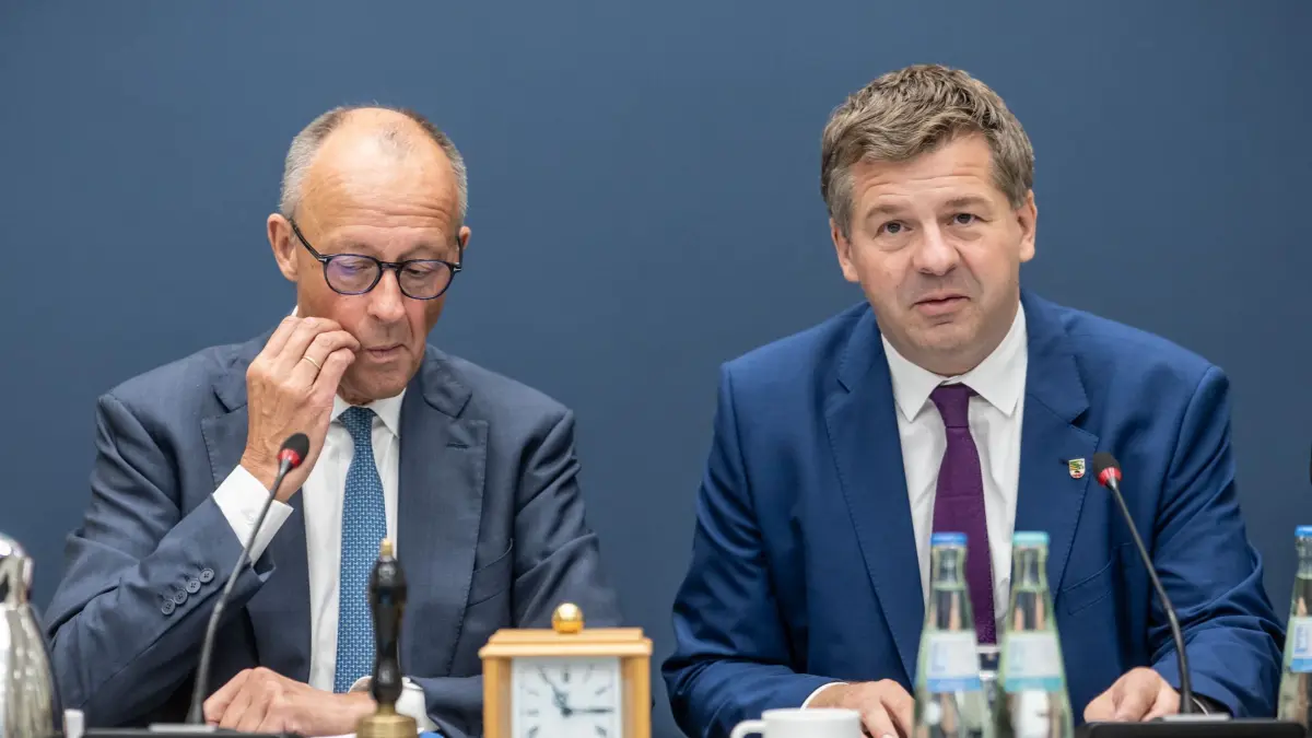 CDU Bundesvorstand: 07.09.2026, Berlin: Bundeskanzler Friedrich Merz (l, CDU) und Sven Schulze (CDU), Ministerpräsident des Landes Sachsen-Anhalt und Landesvorsitzender der CDU Sachsen-Anhalt, nehmen an der Sitzung des CDU Bundesvorstands im Konrad Adenauer Haus teil. Foto: Michael Kappeler/dpa +++ dpa-Bildfunk +++