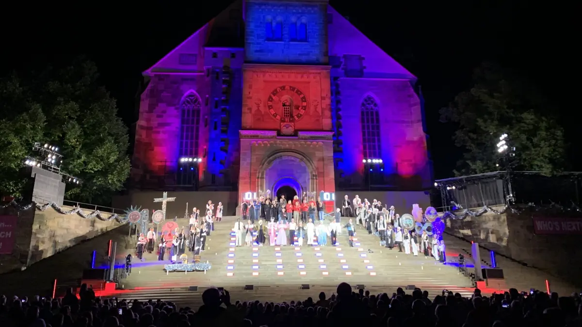 Letzter Schlussapplaus der Freilichtspiele Schwäbisch Hall nach dem "Jedermann" am 6. September auf der Großen Treppe. Das Team der Freilichtspiele verabschiedet sich vom Publikum