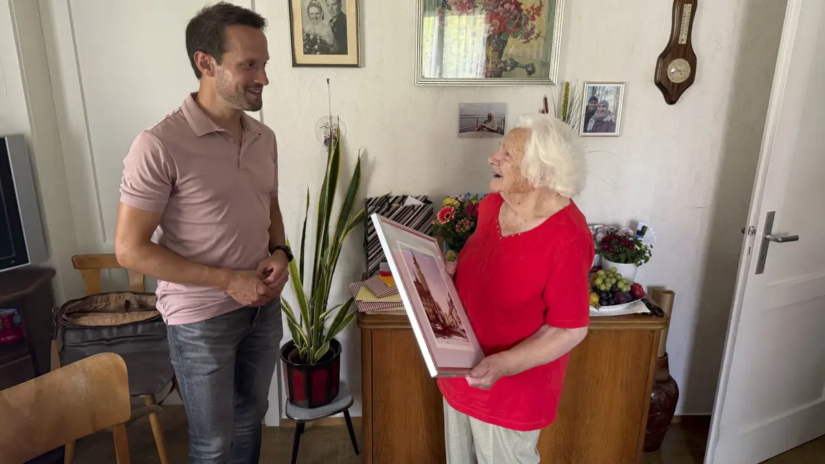 Oberbürgermeister Dr. Christoph Grimmer überreichte der Jubilarin Gertrud Mohles als Präsent ein Bild des Rathausturms.