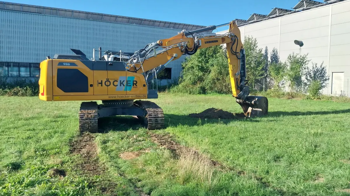 Der Bagger steht bereits auf dem Gelände des THW-Ortsverbands Ehingen bereit. Bald soll er beißen.