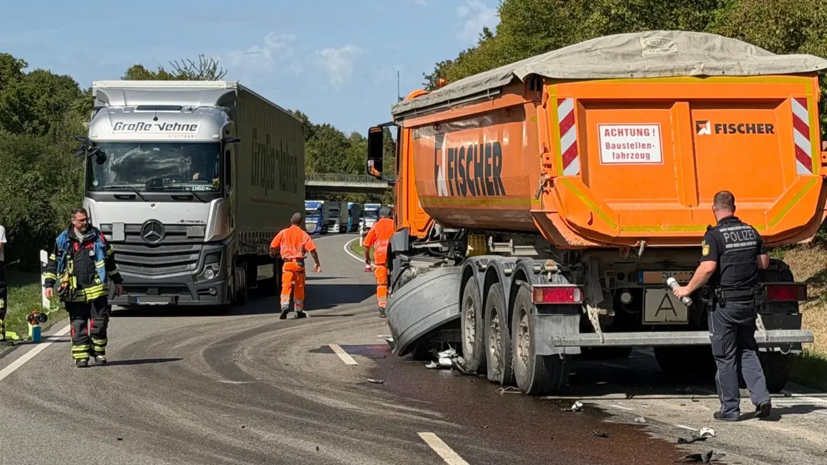Ein PKW fuhr auf der B28 in einen Tanklaster – wieso, das ist noch unklar.