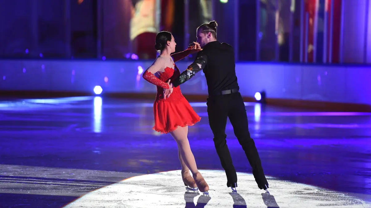Charlotte "Charlie" (Shaolyn Fernandez) und Milan (Vitali Huk) laufen ihre Kür.