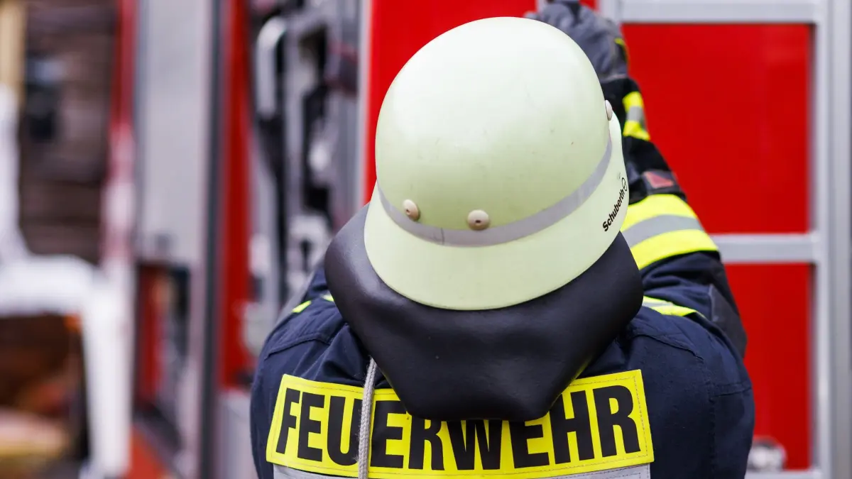 Feuerwehreinsatz in Horst: ARCHIV - 05.11.2022, Rheinland-Pfalz, Staufen: Ein Feuerwehrmann holt während einer Einsatzübung einer Freiwilligen Feuerwehr eine Leiter vom Dach eines Einsatzfahrzeugs. (zu dpa: «70 Heuballen brennen – Polizei prüft Brandstiftung») Foto: Philipp von Ditfurth/dpa +++ dpa-Bildfunk +++
