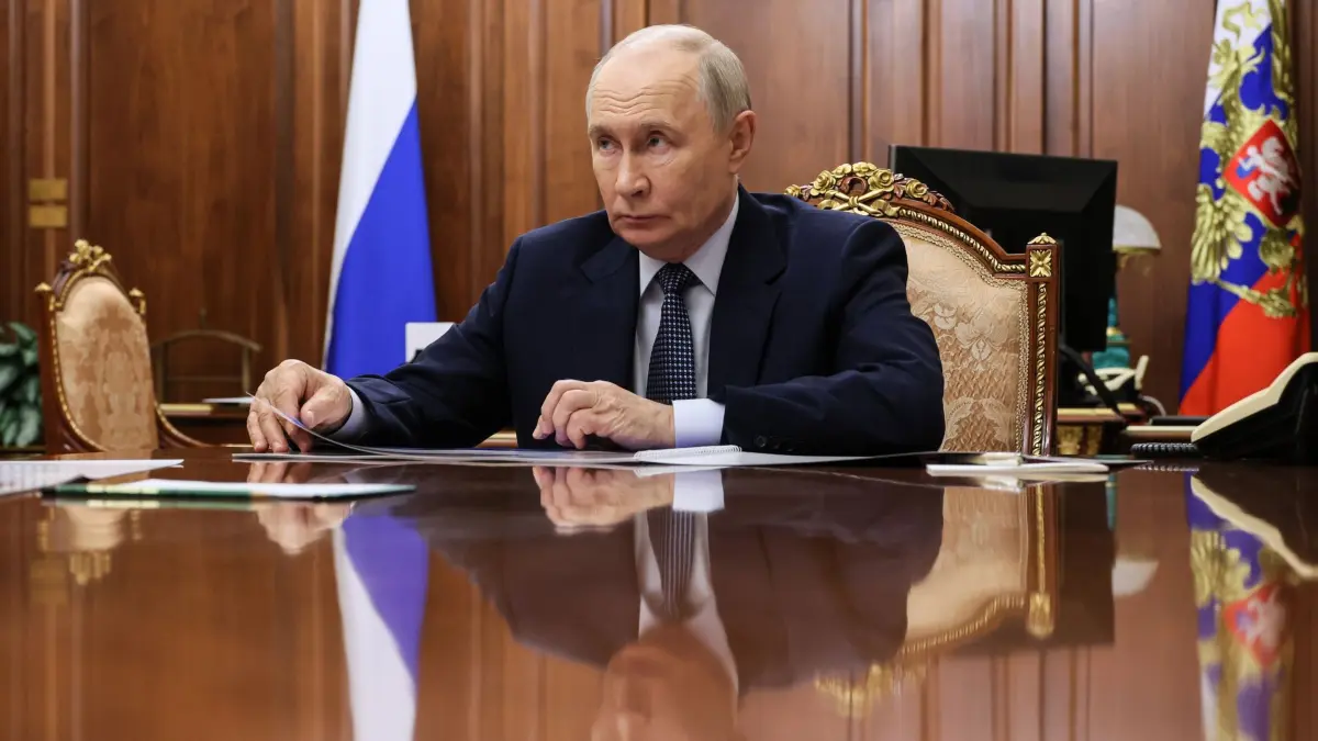 Ukraine-Krieg - Putin: 07.09.2026, Russland, Moskau: Der russische Präsident Wladimir Putin hört dem amtierenden Präsidenten der Republik Dagestan, Fjodor Schtschukin, im Kreml in Moskau zu. Foto: Mikhail Metzel/Pool Sputnik Kremlin/AP/dpa +++ dpa-Bildfunk +++