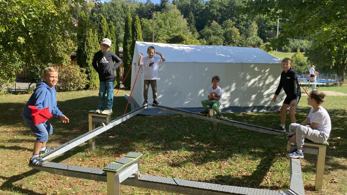 In Jungingen wurden am Montag die Ferienspiele eröffnet. 63 Kinder vergnügen sich auf dem Freibadgelände unter dem Motto "Piraten".
