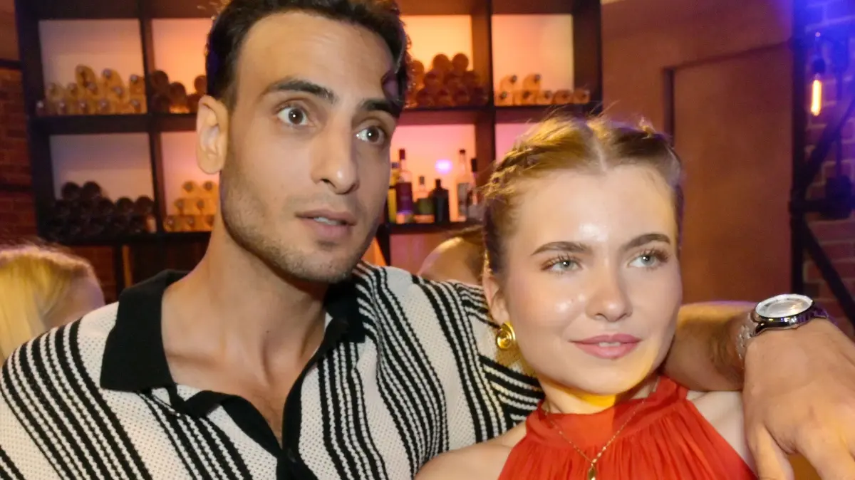 Johanna (Charlott Reschke) ahnt nicht, dass Nihat (Timur Ülker) ihr Projekt manipuliert.