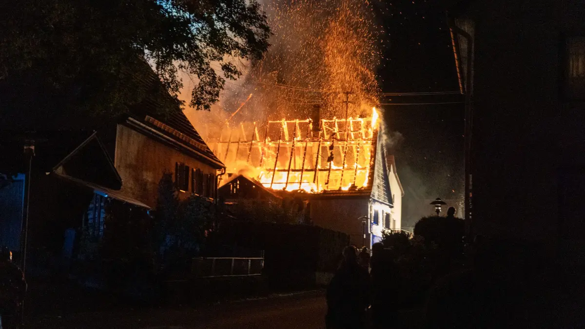 Fire brigade in Bisingen: Major operation at fire - | Building is ablaze