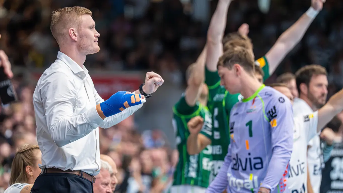 Frisch Auf Goeppingen vs. THW Kiel, Handball, 1. Bundesliga, Herren, Spielzeit 2026/2027, 06.09.2026: Kapitaen Ymir Oern Gislason (Frisch Auf Goeppingen, #33) konnte nur von aussen jubeln, Frisch Auf Goeppingen vs. THW Kiel, Handball, 1. Bundesliga, Herren, Spielzeit 2026/2027, 06.09.2026,
Foto: Eibner-Pressefoto/Michael Schmidt