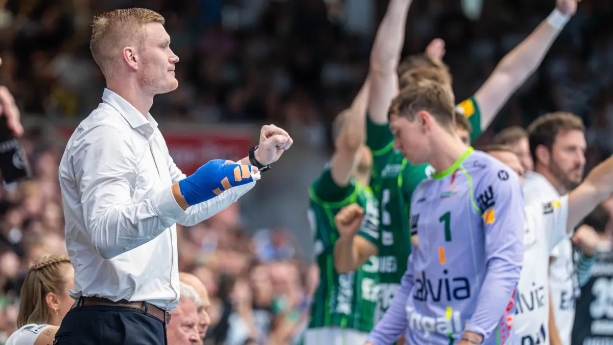 Frisch Auf Goeppingen vs. THW Kiel, Handball, 1. Bundesliga, Herren, Spielzeit 2026/2027, 06.09.2026: Kapitaen Ymir Oern Gislason (Frisch Auf Goeppingen, #33) konnte nur von aussen jubeln, Frisch Auf Goeppingen vs. THW Kiel, Handball, 1. Bundesliga, Herren, Spielzeit 2026/2027, 06.09.2026,
Foto: Eibner-Pressefoto/Michael Schmidt