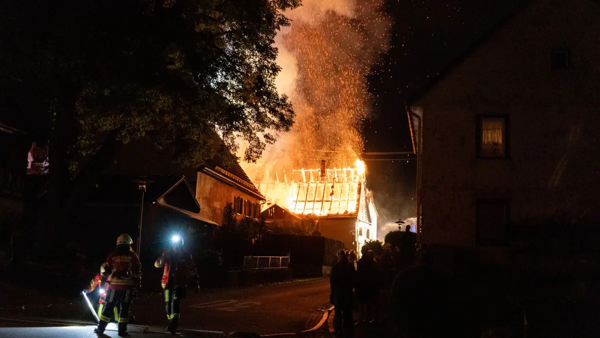 Die Feuerwehren aus Bisingen und Grosselfingen sind seit 4 Uhr in Bisingen im Einsatz.