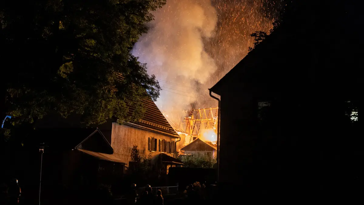 Die Feuerwehren aus Bisingen und Grosselfingen sind seit 4 Uhr in Bisingen im Einsatz.
