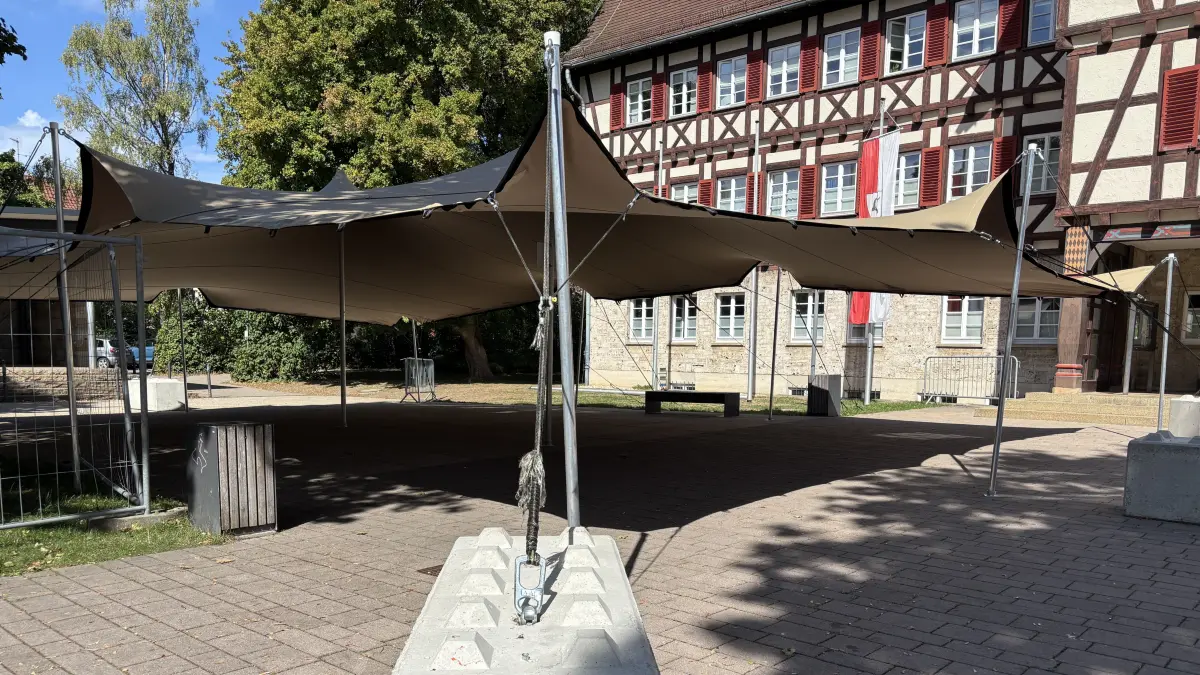 Das mobile Zeltdach war ein Segen an heißen Sommertagen, auch wenn die Sicht auf die Bühne hätte besser sein können.