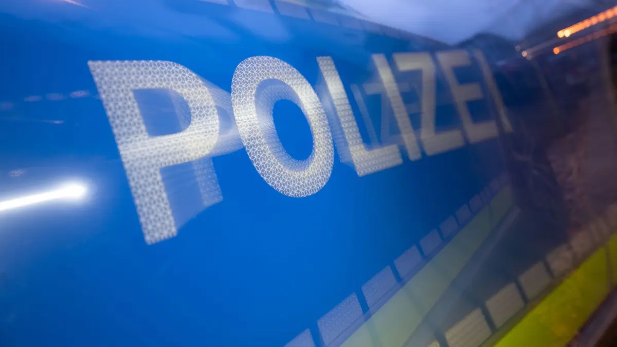 Illustration - Polizei: ILLUSTRATION - 30.11.2023, Baden-Württemberg, Stuttgart: Das Wort Polizei ist im Rahmen eines Fototermins auf der Karosserie eines Polizeifahrzeugs zu sehen (gestellte Szene, Wischeffekt durch Langzeit). (zu dpa: «Fahrradfahrer findet gestürzten E-Scooter-Fahrer») Foto: Marijan Murat/dpa +++ dpa-Bildfunk +++