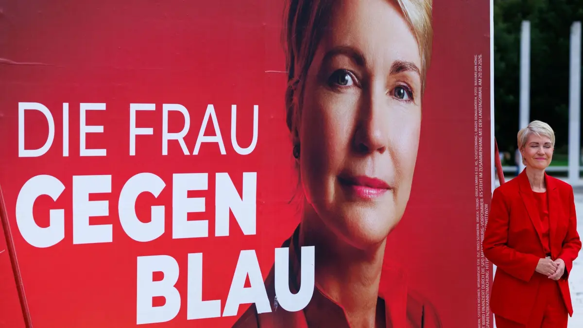 Vor der Landtagswahl Mecklenburg-Vorpommern - SPD: 07.09.2026, Mecklenburg-Vorpommern, Schwerin: Manuela Schwesig (SPD), die Ministerpräsidentin von Mecklenburg-Vorpommern und Spitzenkandidatin für die Landtagswahl, enthüllt ein neues Wahlplakat mit dem Slogan "Die Frau gegen blau" als Reaktion auf die Wahlergebnisse in Sachsen-Anhalt. Am 20.09.2026 wird in Mecklenburg-Vorpommern ein neuer Landtag gewählt. (zu dpa: «Was der Wahlausgang von Sachsen-Anhalt für MV bedeutet») Foto: Jens Büttner/dpa +++ dpa-Bildfunk +++