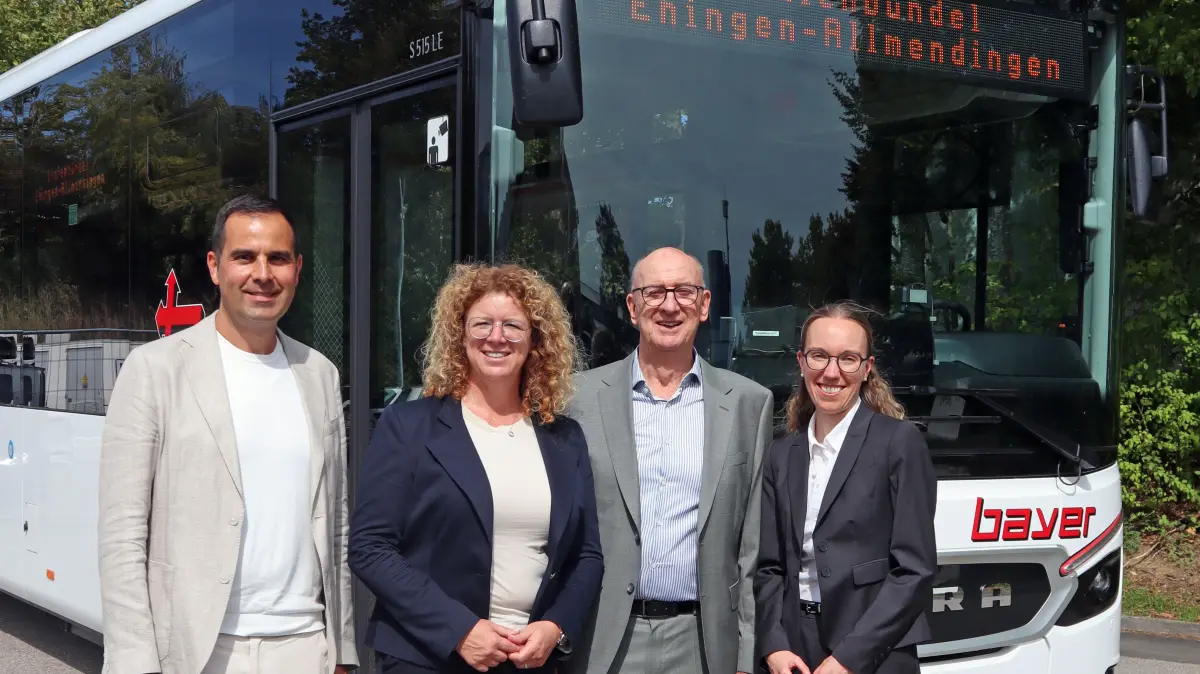 Patrick Werner, Geschäftsleiter Bereich Bus, geschäftsführende Gesellschafterin Sonja Bayer, geschäftsführender Gesellschafter Robert Bayer und Dr. Kathrin Schmidtke, Leiterin des Amtes für Verkehr und Mobilität im Landratsamt Alb-Donau-Kreis.