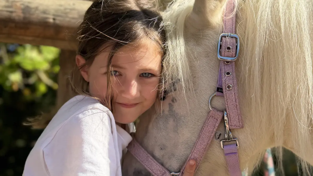 Das Pony Fee ist auf dem Reitzeit-Hof zu Hause. Wer sich nicht traut, zu reiten, kann mit den Tieren spazieren oder sie streicheln.