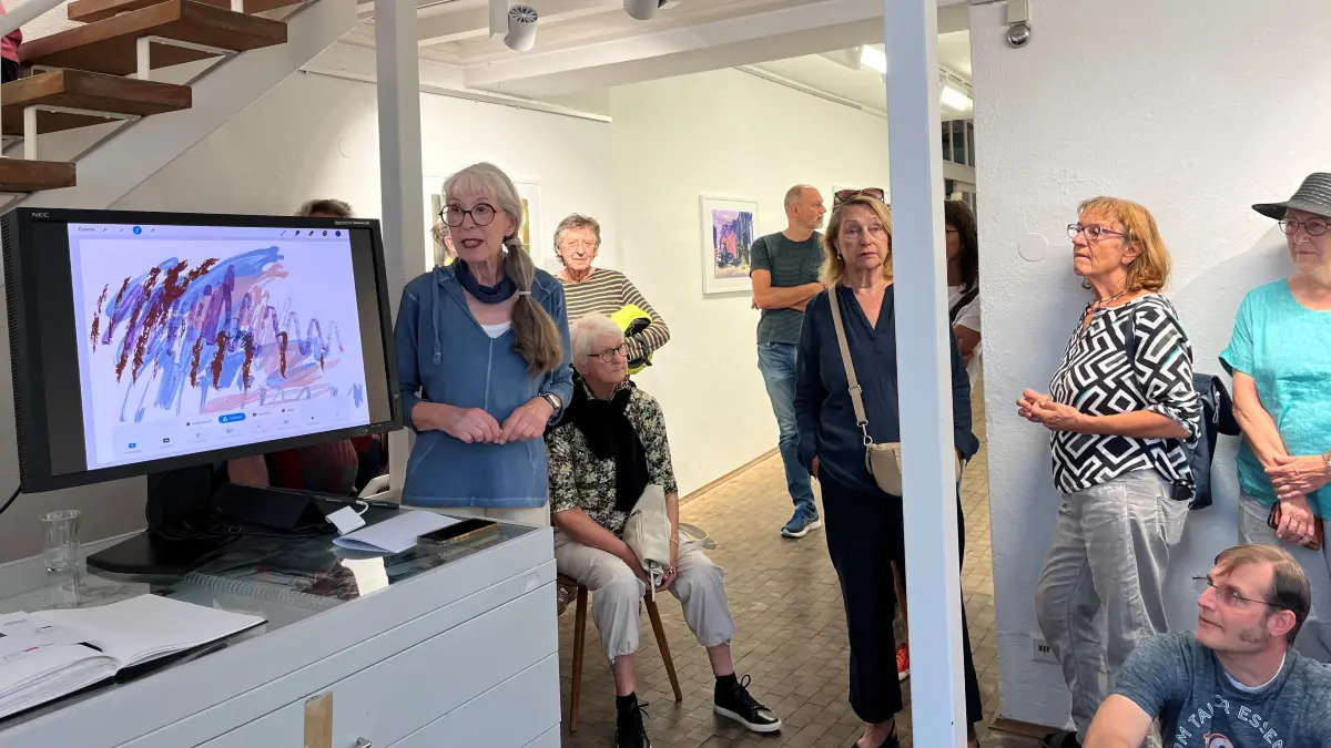 Carola Dewor (links) bei der Eröffnung der Ausstellung in der Künstlerbundgalerie.