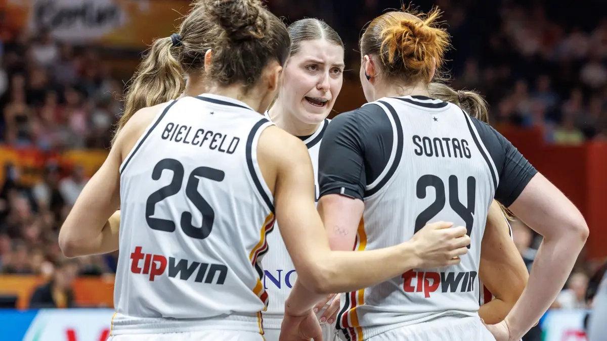 Deutschland - Südkorea: 08.09.2026, Berlin: Basketball, Frauen: WM, Deutschland - Südkorea, K.o.-Runde, Viertelfinal-Qualifikation. Die Mannschaft von Deutschland bespricht sich während des Spiels. Foto: Andreas Gora/dpa +++ dpa-Bildfunk +++