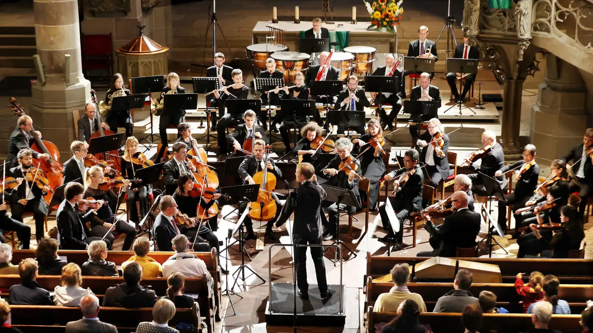 Stuttgarter Philharmoniker in der Haller Michaelskirche: Stuttgarter Philharmoniker
Freitag, 16. September 2022,
19 Uhr, Kirche St. Michael Schwäbisch Hall
Die Stuttgarter Philharmoniker eröffnen die diesjährige Spielzeit mit Sergej Prokofjews Sinfonie
Nr. 1, die im russischen Revolutionsjahr 1917 entstand. Darüber hinaus werden Joseph Haydns
Cellokonzert und Ludwig van Beethovens Eroica erklingen und versprechen einen temperamentvollen
Saisonstart!
Die Leitung liegt in den Händen des österreichischen Dirigenten
Christoph Koncz,