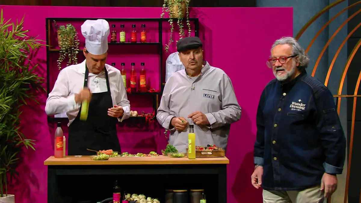 Bei seinem Pitch wird der Gründer Stefano Suich (r.) von Spitzenkoch Johann Lafer (Mitte) unterstützt.