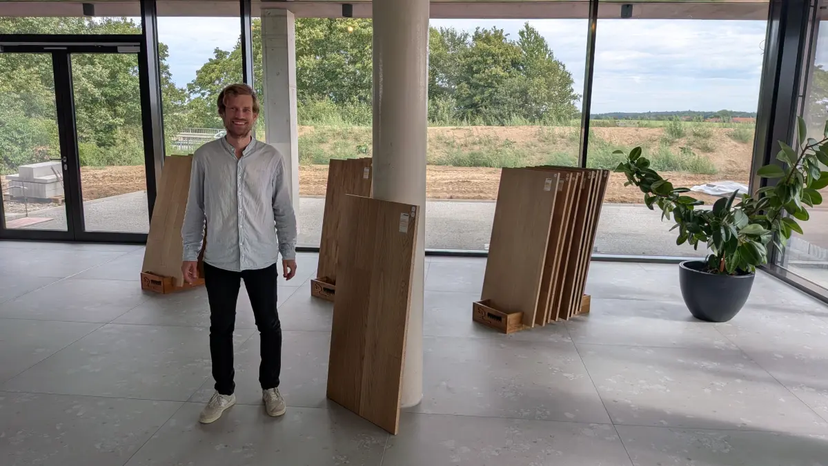 Tobias Hofmann im Bemusterungsraum des Neubaus, der gleichzeitig auch als Veranstaltungsfläche genutzt werden kann.