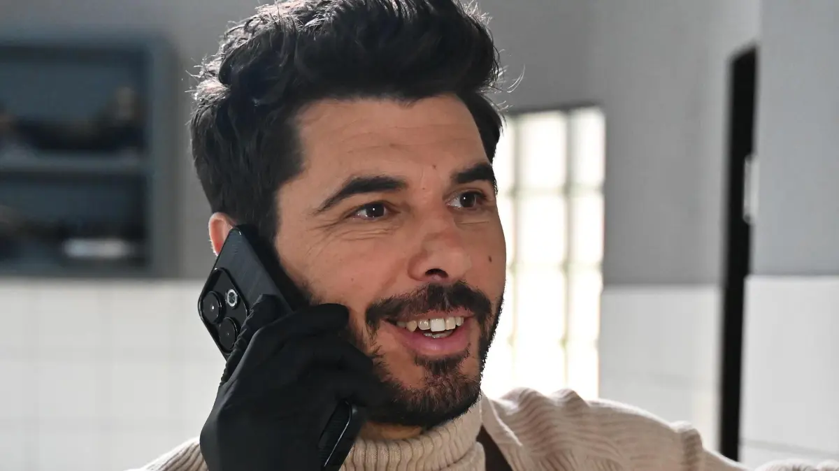 Matteo (Riccardo Angelini) kommt durch eine Autobombe ums Leben.