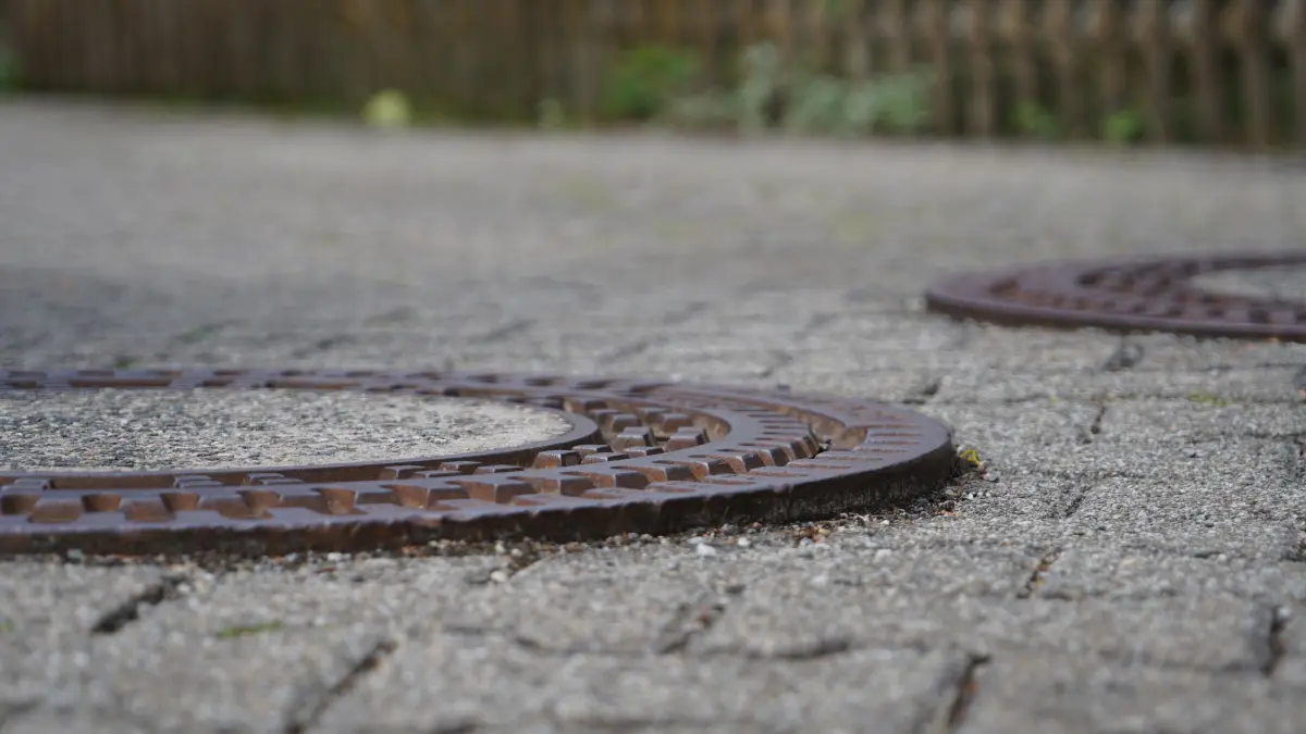 Auch dieser Schachtdeckel in der Breslauer Straße ragt heraus.