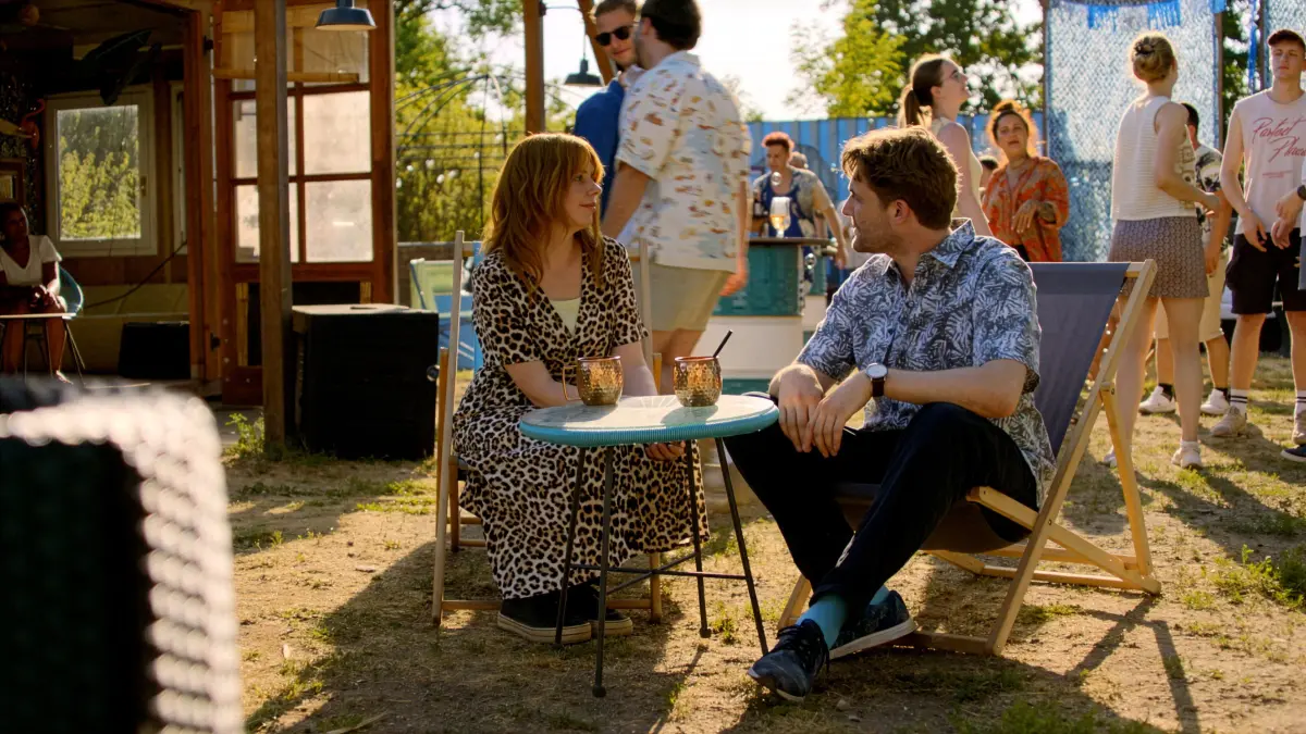 Toni (Olivia Marei) kommt in Flirtstimmung und lernt einen neuen Mann kennen.