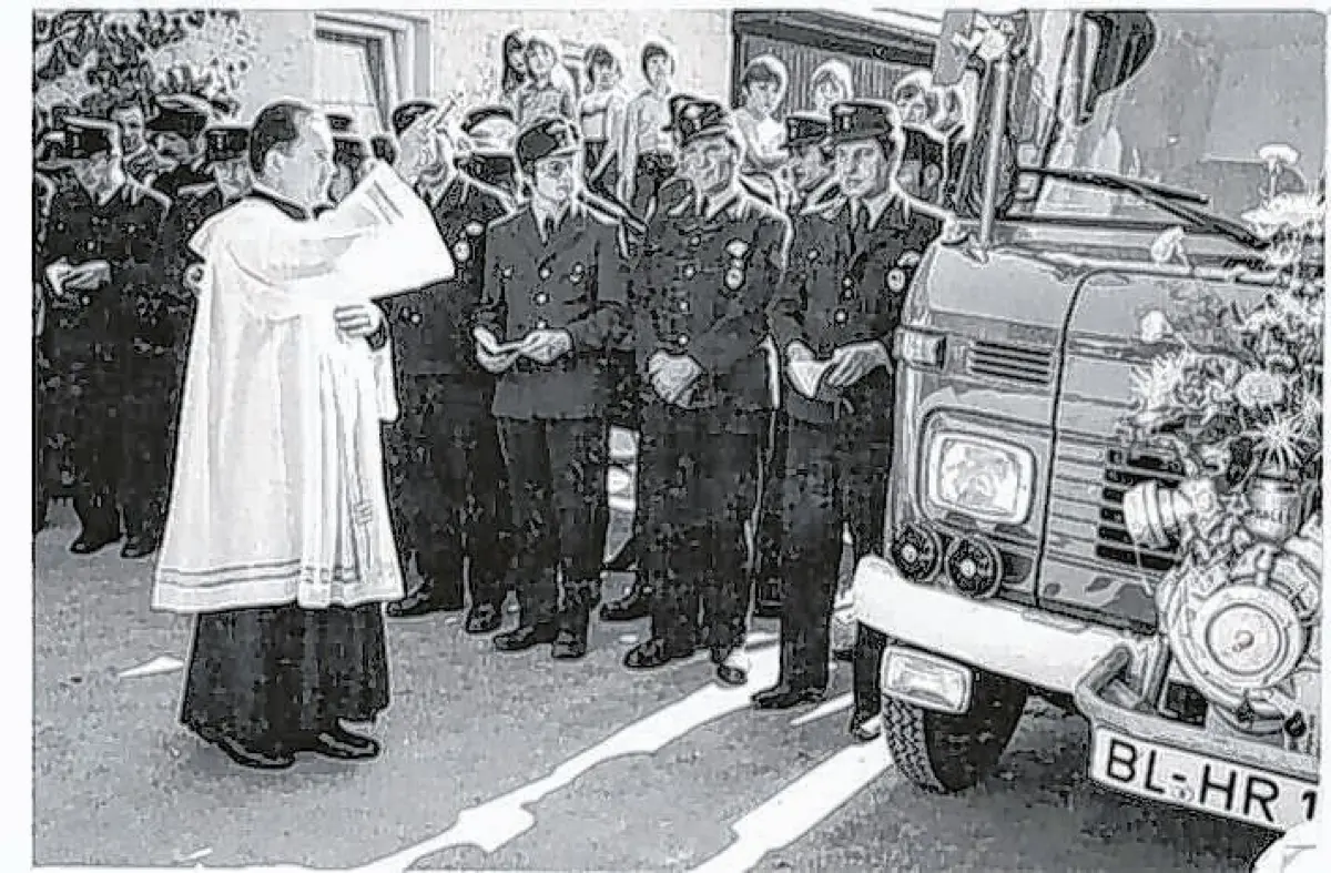 Fahrzeugweihe durch Pfarrer Höll am am 30. Mai 1976. Unten: Renovierung des Feuerwehrhauses mit über 1700 Arbeitsstunden im Jahr 2000.⇥Fotos: FFW Salmendingen