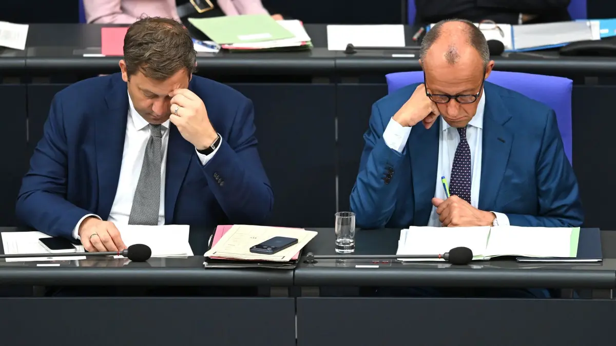 Lars Klingbeil und Friedrich Merz: ARCHIV - 09.07.2026, Berlin: Lars Klingbeil (l, SPD), Bundesminister der Finanzen, und Bundeskanzler Friedrich Merz (CDU), sitzen während der 89. Plenarsitzung der 21. Legislaturperiode im Deutschen Bundestag. (zu dpa: «Haushaltswoche in unruhigen Zeiten – das steckt im Etat 2027») Foto: Elisa Schu/dpa +++ dpa-Bildfunk +++