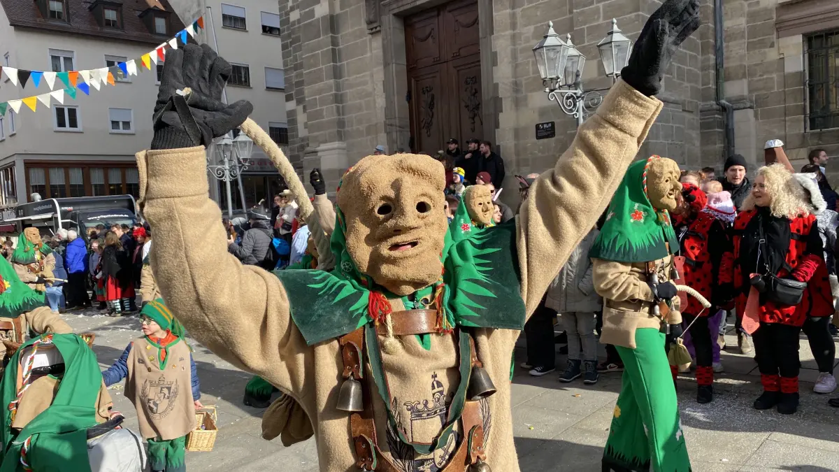 Die Sadbolla aus Stein sind bei jedem Fasnetsumzug gern gesehene Gäste, wie hier in Hechingen.