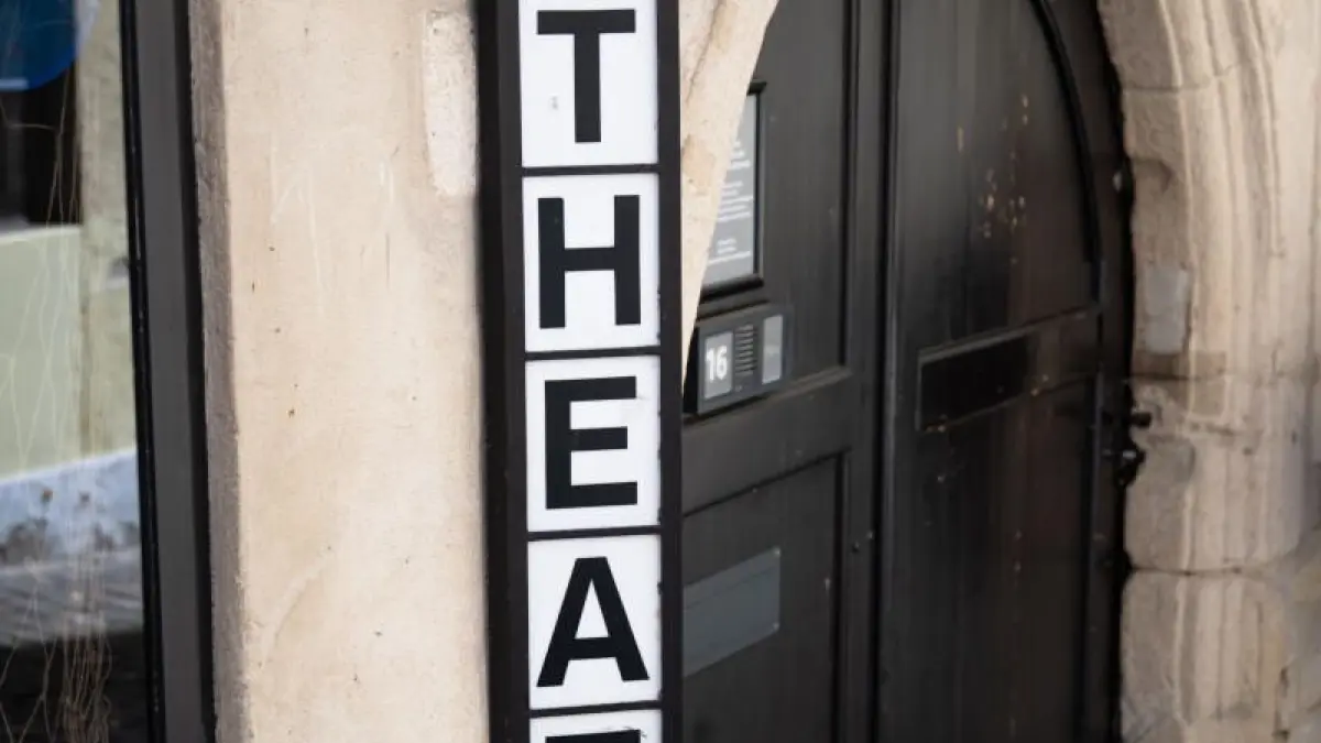 Im Fim erfährt man auch, wie es hinter dieser Tür aussieht: Das Zimmertheater in der Bursagasse.