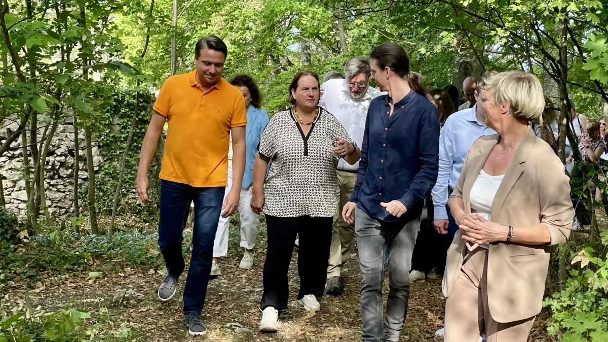 Ministerin Theresa Schopper mit Manuel Hailfinger, dem CDU-Abgeordneten im Landtag für den Wahlkreis Hechingen-Münsingen und Burgenexperte Michael Kienzle.