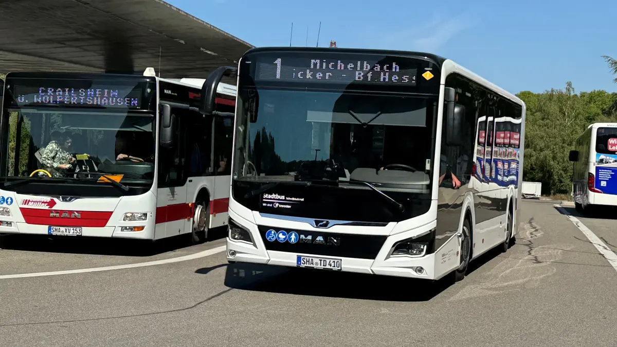 Busse am ZOB in Hall