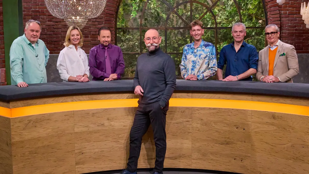 Von links: Händler Walter Lehnertz, Susanne Steiger, Wolfgang Pauritsch, Moderator Horst Lichter, Händler Fabian Kahl, Christian Vechtel und Anaisio Guedes