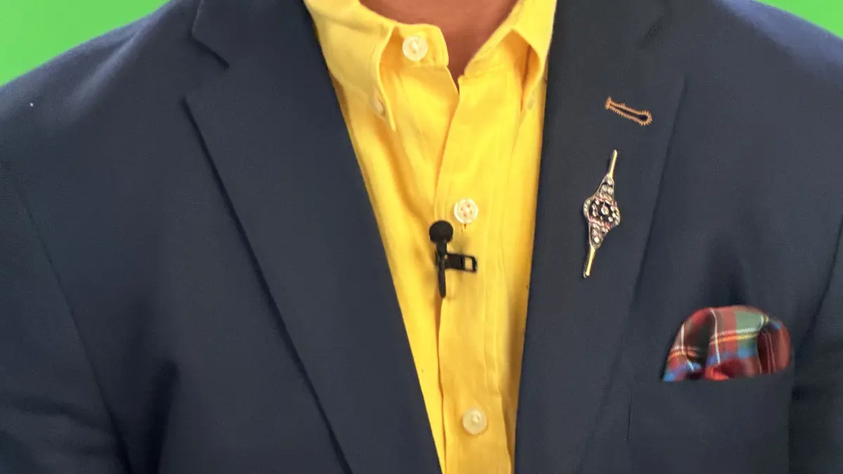 Anaisio Guedes trägt seine Brosche von Bares für Rares in jeder Sendung.
