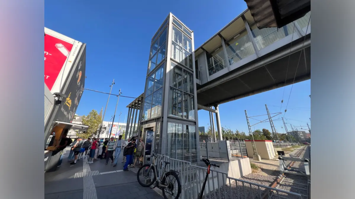 Der Aufzug vom Bahnhofsvorplatz auf den Fußgängersteg. Am 10. und 11. September ist er wegen Wartungsarbeiten gesperrt.