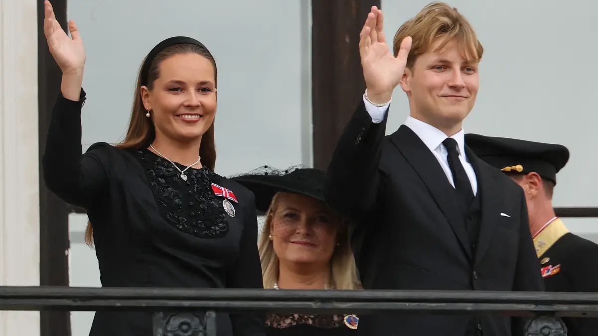 NORWAY-ROYALS-HARALD-FUNERAL: (LtoR) Crown Princess Ingrid Alexandra of Norway and Prince Sverre Magnus of Norway wave to the public from the balcony of the Royal Palace in Oslo, Norway, after Norway's late King Harald V was laid to rest at Akershus Castle, on September 9, 2026. (Photo by Odd ANDERSEN / AFP)
