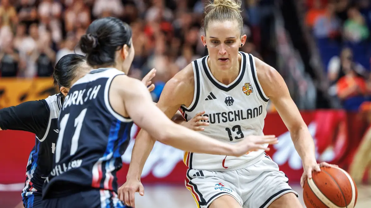 Deutschland - Südkorea: 08.09.2026, Berlin: Basketball, Frauen: WM, Deutschland - Südkorea, K.o.-Runde, Viertelfinal-Qualifikation. Sohee Park (l, Südkorea) kämpft gegen Leonie Fiebich (r, Deutschland) um den Ball. (zu dpa: ««The sky is the limit»: Basketballerinnen gegen Belgien») Foto: Andreas Gora/dpa +++ dpa-Bildfunk +++