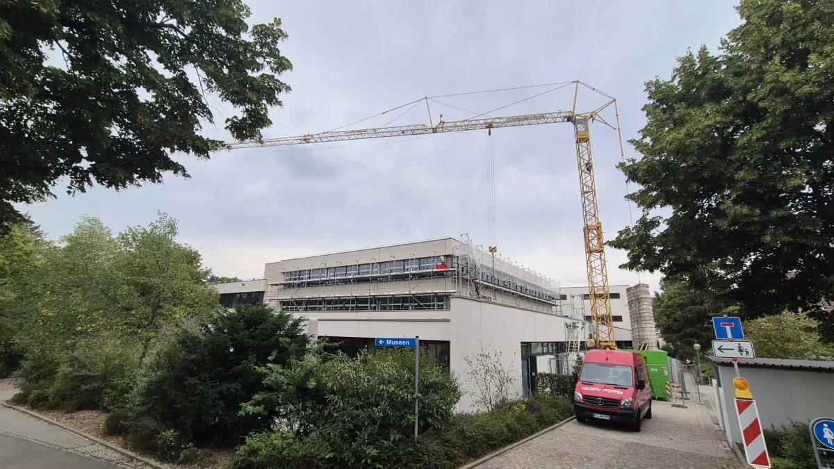 Die Fenstersanierung am WHR-Hauptgebäude geht voran.