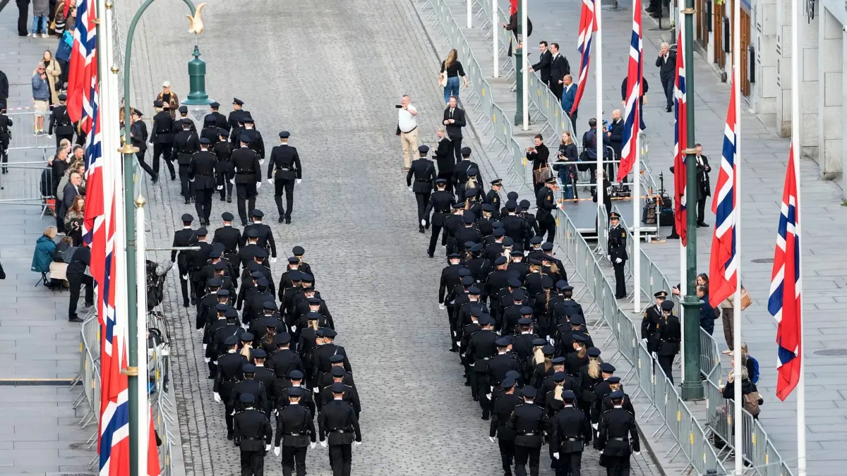 Abschied von König Harald V.: 09.09.2026, Norwegen, Oslo: Polizeikräfte marschieren in der Karl-Johans-Gasse, bevor dort der Sarg des verstorbenen König Harald V. vom Palast zur Osloer Kathedrale getragen wird. Foto: Cornelius Poppe/NTB/dpa +++ dpa-Bildfunk +++