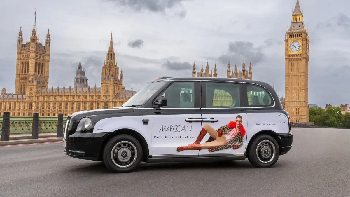 Marc Cain setzt in Großbritannien aktuell auf eine aufmerksamkeitsstarke OOH-Kampagne der besonderen Art: Insgesamt 100 gebrandete Taxis sind seit Anfang September in London, Manchester und Birmingham unterwegs und sorgen dort vier Wochen lang für sichtbare Markenpräsenz. Mit der Kampagne möchte Marc Cain zusätzliche Reichweite generieren und die Aufmerksamkeit für die Marke im britischen Markt steigern.